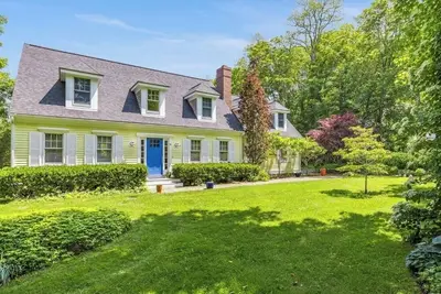 Image de Spacious home in West Falmouth with heated pool, walk to shops, beach, bike path