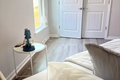 Image de Your pet is welcome. Savannah airport Room Only Female guests. We have 2 pets.