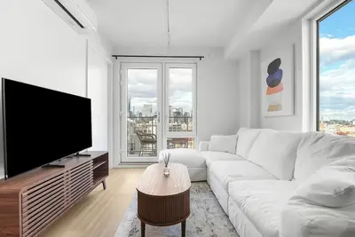 Luxury 2bed/1. 5bath with private outdoor space.