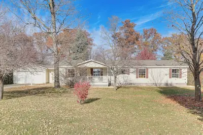 Image de 8 Mi to Dtwn Rochester: Peaceful Home w/ Deck!