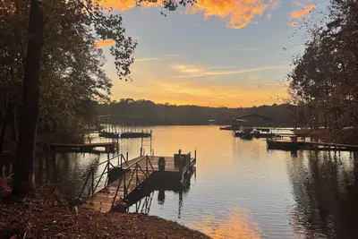 Image de Lakefront Retreat with Kayaks and Dock - Minutes to Downtown Hartwell