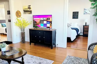 Image de Sun-kissed Serenity - 2 Bdrm Apt with Sunroom