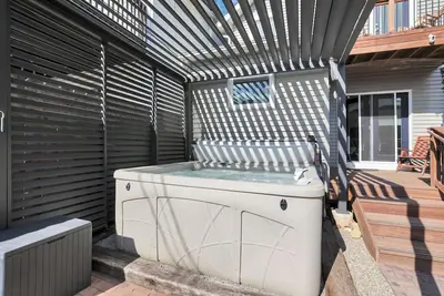 Image de Bright & Open Schumacher Home & Hot Tub!