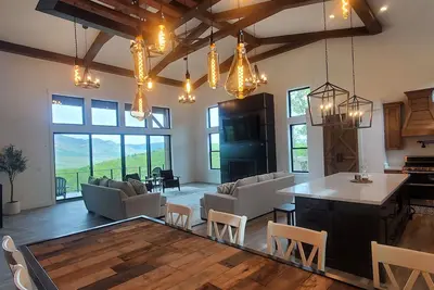 Image de Massive 5br Mountain Retreat, Sleeps 16+, Hot Tub, Near Powder Mtn & Snowbasin