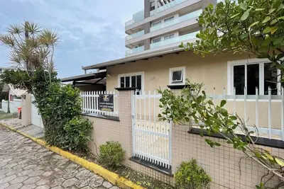 Image de Vacation Rental in Downtown Bombinhas: House for 9 People, 150m from the Beach