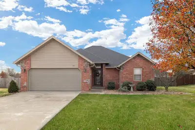Image de Whole House w/ Granite Finishes, Walk-In Showers & Fenced Yard
