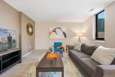 3br Modern & Spacious Downtown Apartment