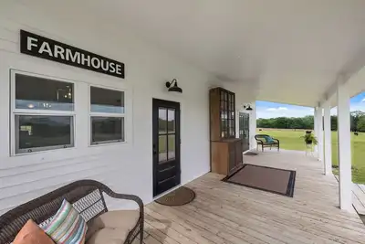 Image de New! Designer Farm Getaway / Mins to Brenham / Private Pond + Playscape!