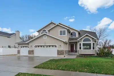 Image de Newly Remodeled Spacious open concept 6-bedroom house in serene Draper.