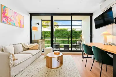 Image de Modern 2br Apt next to Gosch's Paddock w parking!