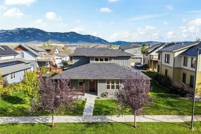 Image de Tranquil 3-bedroom prairie style home is perfect for your Bozeman getaway.