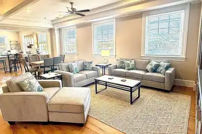 Image de Walking distance to Downtown and Jmu. Free parking