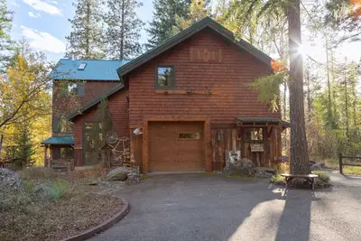 Image de New! Spacious 5br Forest Lodge | Picture Windows, Fireplaces, Game Room & Peaceful Montana Setting