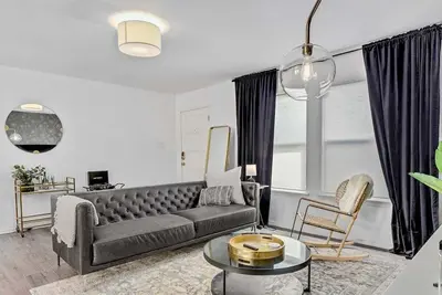 Image de Dolphin House | Modern 2br w/ Fire Pit & Backyard Retreat Office