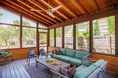 Image de Sleeps 10 East Austin - Corner Cabin