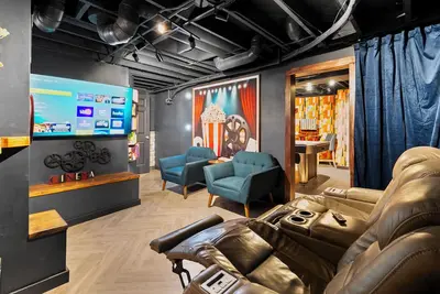 Image de Blackstone District Family Friendly—Your Retro-Luxe Home w/Theater, Arcade & Bar
