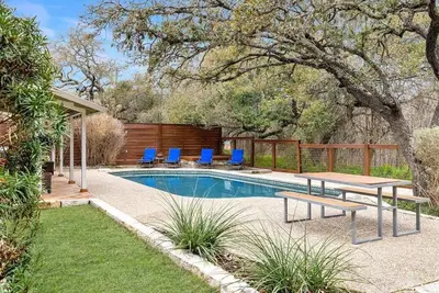 Image de Bright Space, Inviting Pool - The Plunge