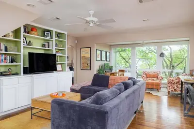 Image de Free Parking, King Bed, 3 Br, Downtown - Treehouse