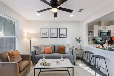 Image de Easy Access to Town, Vibrant Hub - True Gem