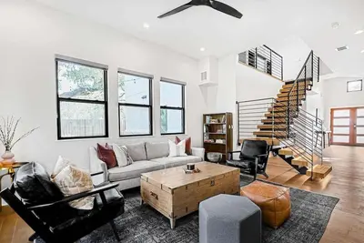 Image de Austin Golden Hour – Luxury 4br Home w/ Backyard Oasis - Fire Pit