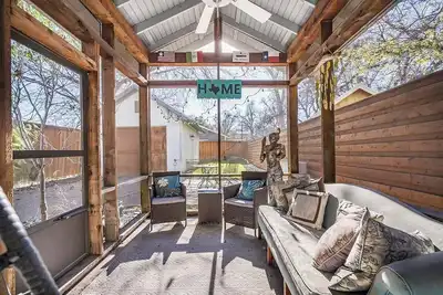 Image de Walk to Town, Screened Patio - Classically Modern