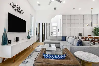Image de Spacious, Near Downtown & Mueller - Urban Elegance