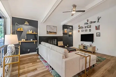 Image de Fenced Backyard, S. Lamar - La Casa Chic