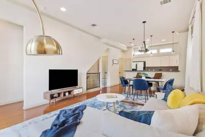 Image de Cozy S. Lamar Monthly Furnished 2/2. 5 w Office!