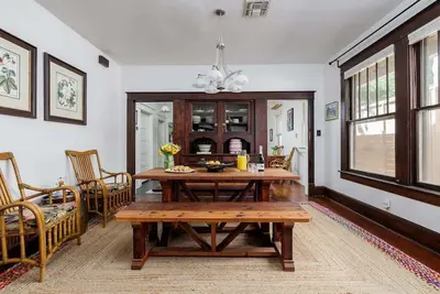 Image de Walk to 6th, Free Parking - The Porch