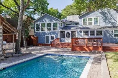 Image de Austin Songbird - Historic Tarrytown Luxury w/ Pool, Gym, & Putting Green