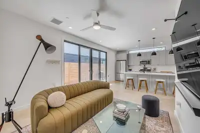 Image de 2br/2. 5ba East Austin Retreat with Balcony & Workspace
