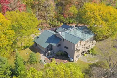 Image de Custom 3-bedroom contemporary home on 10 rural acres yet near all amenities