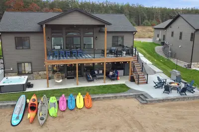 Image de Cozy Lakefront Escape w/ Hot Tub, Firepit & Game Room