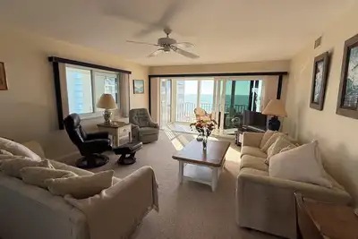 Image de Seasonal Only Furnished Top-Floor Corner Unit Bay & Ocean Views Steps to Beach