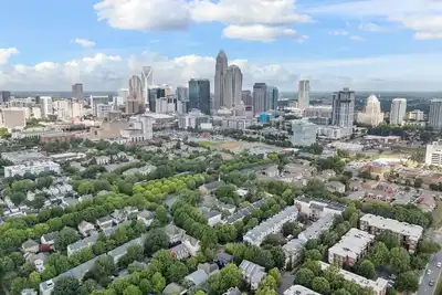 Image de Stylish Uptown Pied-à-Terre With City View