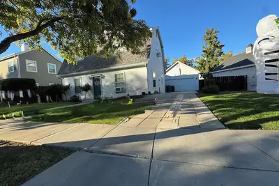 Image de Serene 2-bedroom 1-bathroom and 1-full kitchen in a quiet and peaceful house.