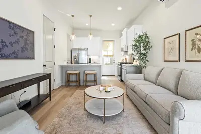 Image de New Steiner House • River Ranch • King • Office • Frame Tv