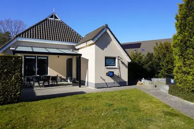 Image de Maison de vacances avec jetée et spa extérieur