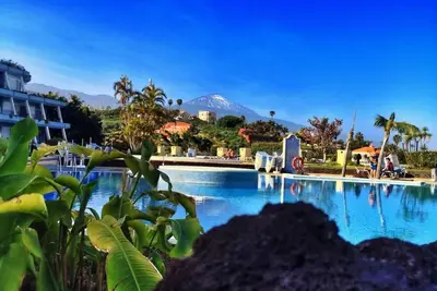 Image de Luxury apartment with pool and panoramic views.