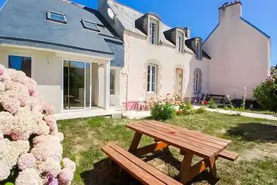 Image de Maison familiale rénovée à 50m de la mer – 4 chambres, jardin, plages à pied!