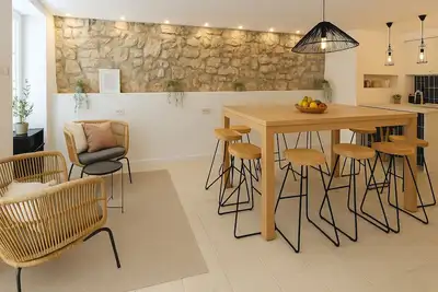 Image de Stylish Renovated Coastal Stone House w/3 Ensuites, Rooftop Terrace & Parking