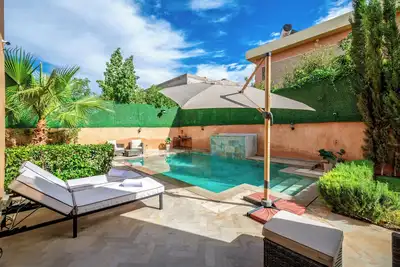 Image de Oasis contemporaine avec piscine séjour calme et ensoleillé