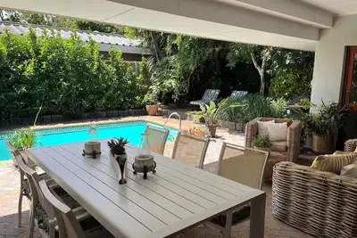 Image de Newly renovated vacation home for up to four adults in the heart of Somerset West