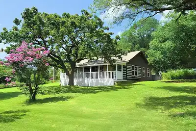 Image de Cozy cabin with porch and yard near Turner Falls, Cross Bar, and 77 Zipline.
