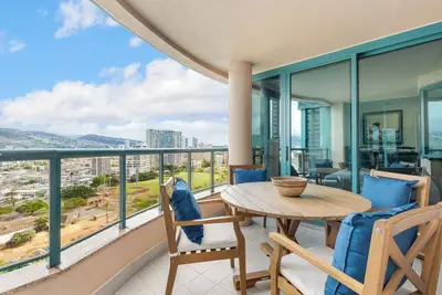 Image de Luxury 24th-Floor Waikiki Landmark Condo with Mountain & Ala Wai Scenic Views