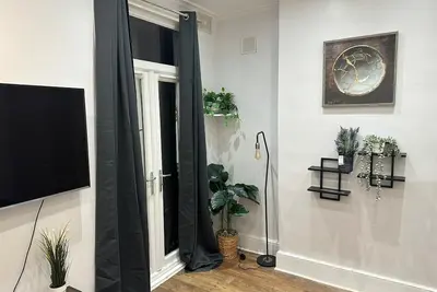 Image de Airy Greater London Garden Flat, with frequent trains, 12 mins to Central London