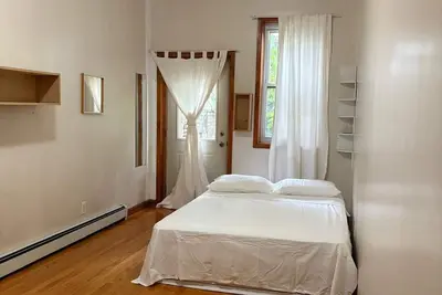 Image de Private backyard, Xl home office, spacious 2 bedroom with walk in closet.