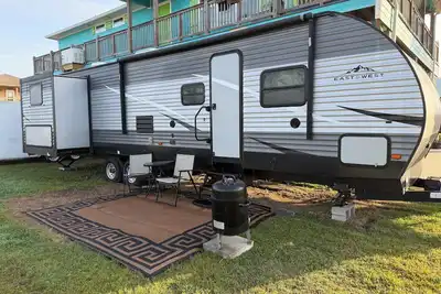 Image de 2-bedroom recreational vehicle with Ac in Holly Beach Cameron, La