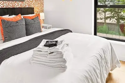 Image de Modern, light-filled 2br in Charlotte’s vibrant South End. Steps to the Rail Trail + Light Rail for easy Uptown access to events. Rooftop skyline views, luxe co-working, and walkable hotspots. Perfect for work, play, or extended stays