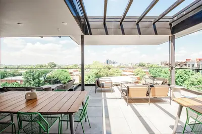 Image de Light filled new 2 Br in the heart of Charlotte's dynamic South End. Steps to the Rail Trail + Light Rail = easy access to Uptown events. Rooftop Lounge w/ skyline views, and luxe shared co-working spaces. Perfect for work, play or extended stay.